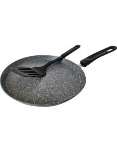 Тиган палачинка с шпатула...