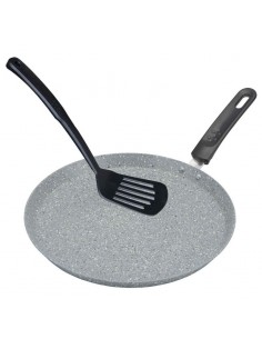 Тиган палачинка с шпатула...